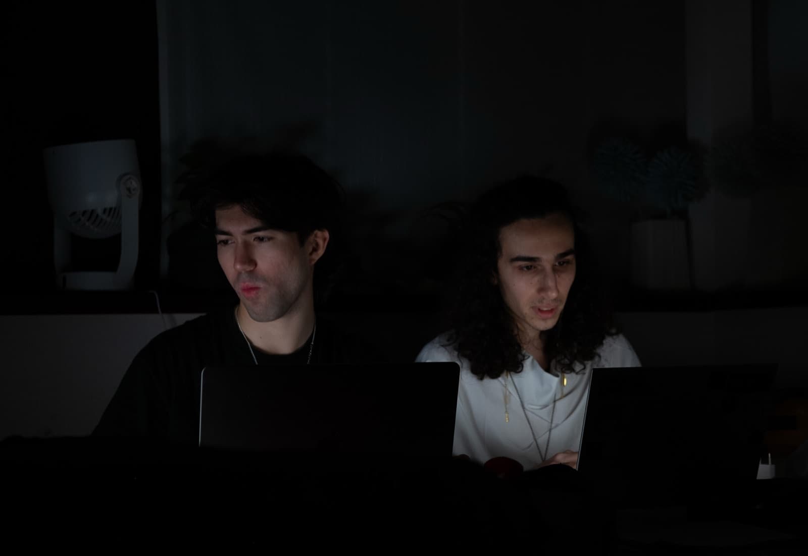 Two minitap teammates working late together